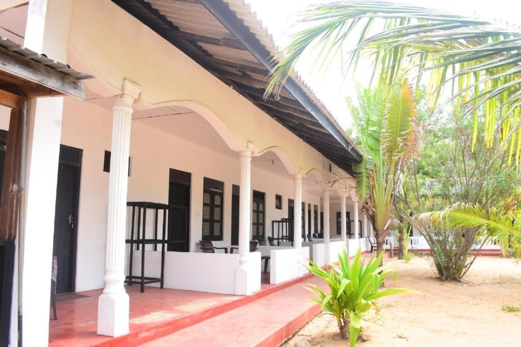 Alfresco Beach Hotel Uppuveli Extérieur photo